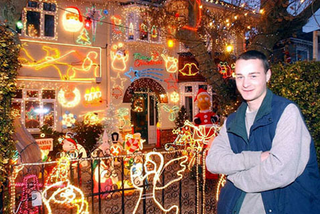 Illustration for article titled Man Installs Industrial Power Cable to Power His Griswold-like Christmas Display